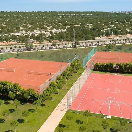 Noah's Ark Deluxe & Hotel